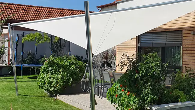 Sonnensegel mit Elektroaufrollmechanismus bieten zahlreiche Vorteile für Ihre Terrasse oder Ihren Balkon. Mit einem Knopfdruck können Sie das Sonnensegel bequem und mühelos ein- und ausfahren. Der integrierte Elektromotor ermöglicht eine einfache und komfortable Bedienung, ohne dass Sie sich körperlich anstrengen müssen. Darüber hinaus sorgt der Elektromotor für eine präzise und gleichmäßige Bewegung des Sonnensegels, was zu einer längeren Lebensdauer beiträgt. Dank der hochwertigen Materialien und der sorgfältigen Verarbeitung sind unsere Sonnensegel mit Elektromotor witterungsbeständig und garantieren Ihnen jahrelangen Genuss an Ihrem Outdoor-Bereich.